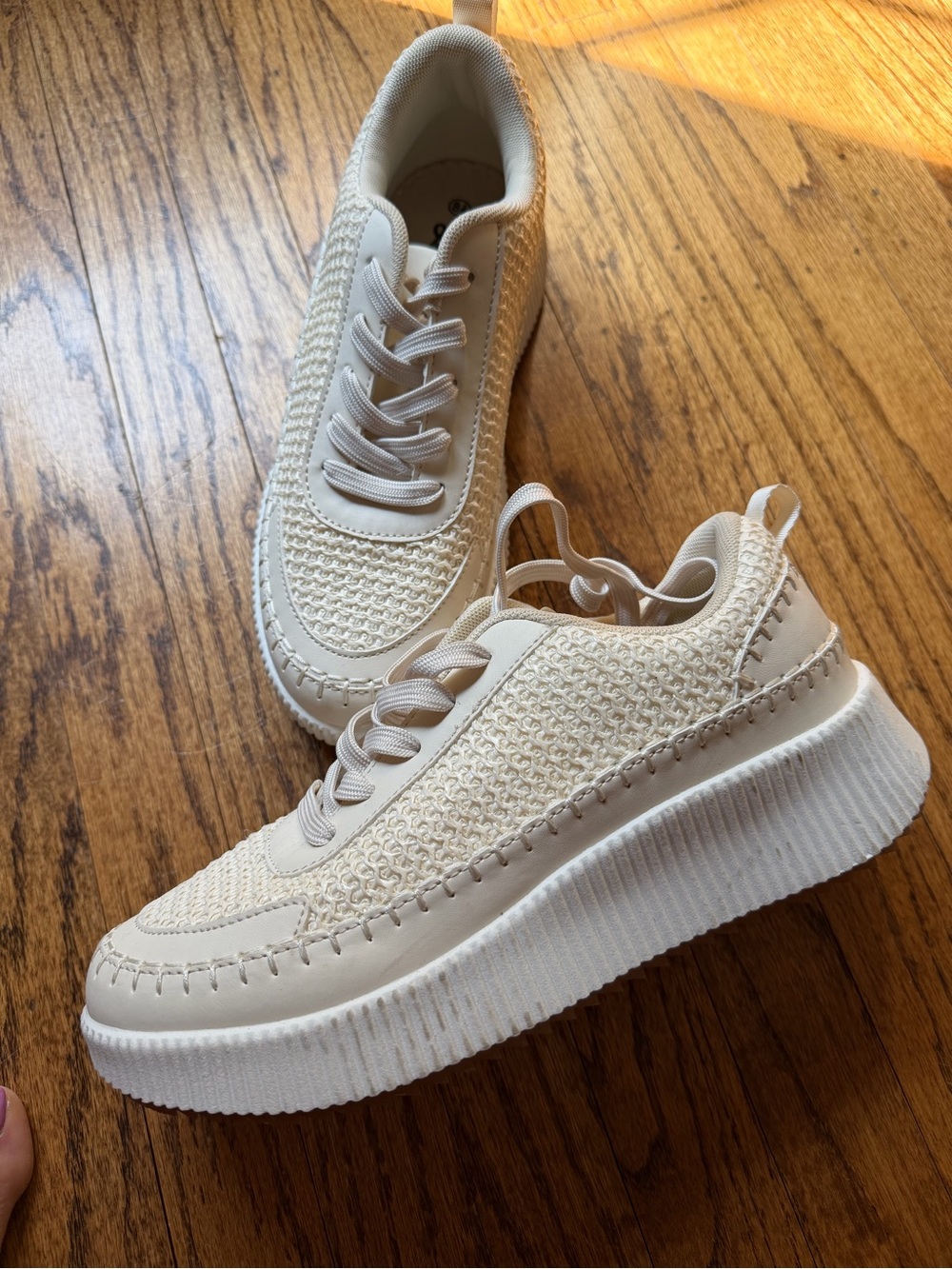 Ladies cream sneaker/shoe